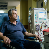 Viața pacienților dependenți de dializă, în pericol Din cauza unor licitații suspecte