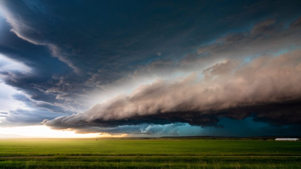 Vreme instabilă sâmbătă în România: Ploi, vânt puternic și ninsoare la munte