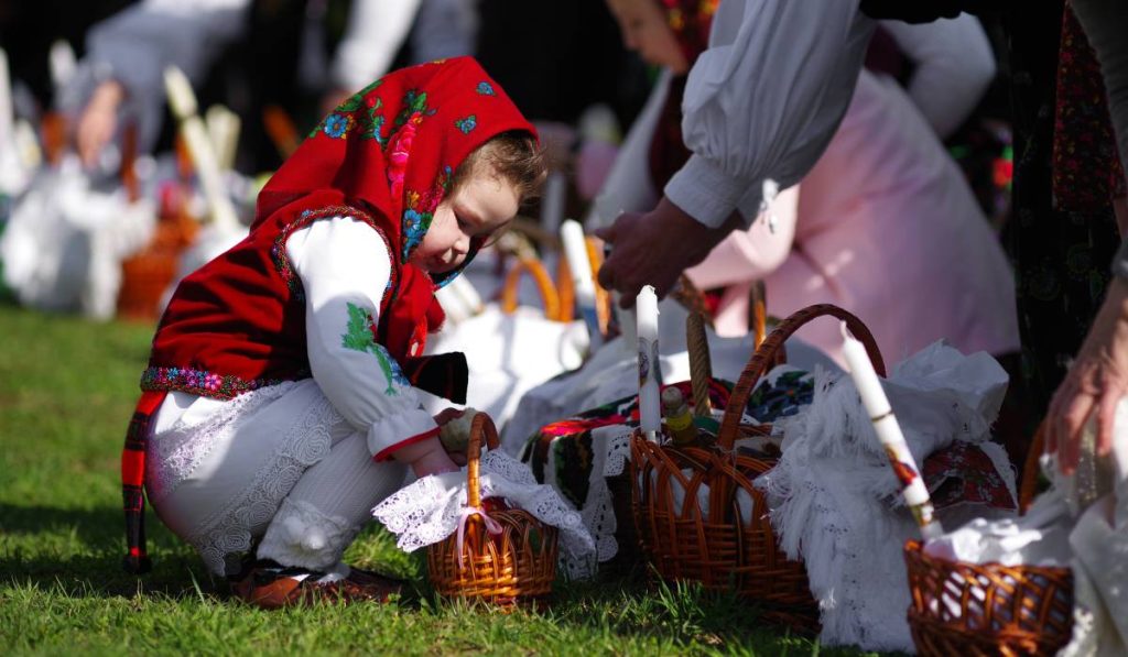 Vinerea Mare, zi de adâncă reflecție pentru creștini, aduce cu sine o serie de restricții și tradiții specifice, marcând perioada de suferință și sacrificiu a lui ISUS Hristos