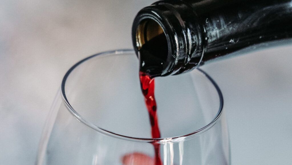 Cum afectează vinul zilnic sănătatea ta? Verdictul medicilor din România