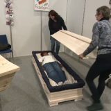 Germanii testează sicrie la un târg anual despre moarte, din 2009