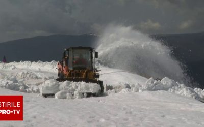Deszăpezirea pe Transalpina: Cât mai așteaptă turiștii până la redeschidere?