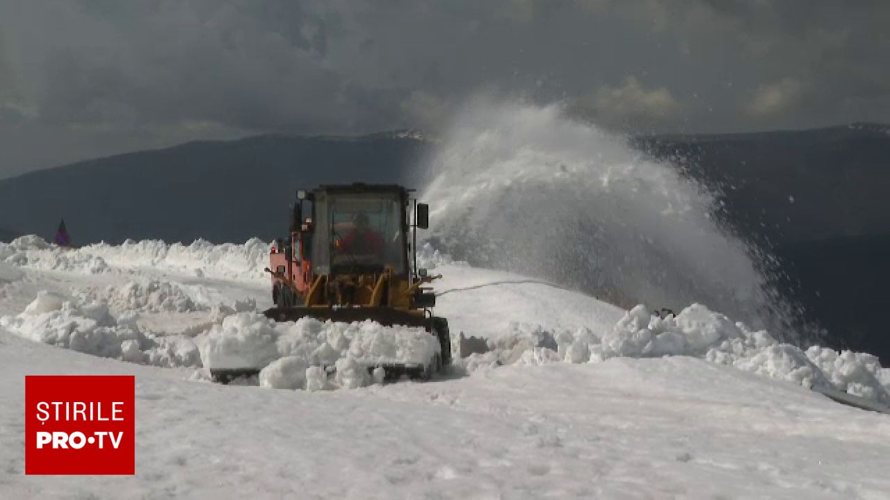 Deszăpezirea pe Transalpina: Cât mai așteaptă turiștii până la redeschidere?