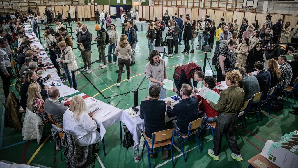 Alerte cu bombă în Ungaria: Tensiune la vot, participare istorică