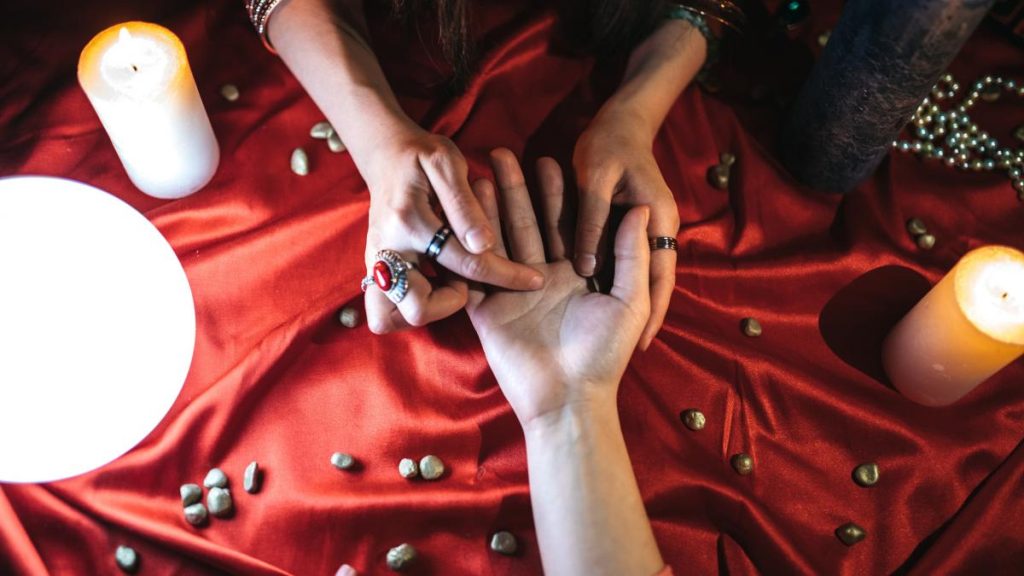 Vrăjitoarele, liber la publicitate în Rusia: Duma relaxează restricțiile