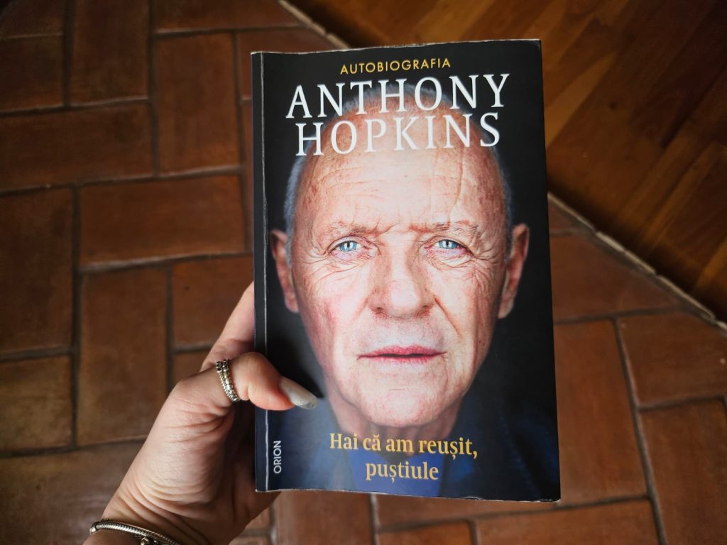 O privire sinceră în sufletul lui Anthony Hopkins: „We Did OK, Kid” dezvăluie rănile trecutului Noua autobiografie a lui Anthony Hopkins, intitulată „We Did OK, Kid”, nu este o simplă relatare a unei cariere fabuloase, ci o explorare profundă a vieții interioare a marelui actor