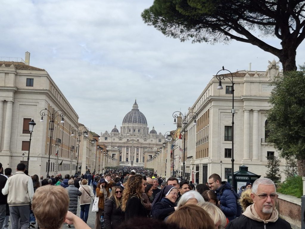 Papa LEON prezidează Sărbătorile Pascale la Vatican, într-un moment de tranziție pentru credincioșii catolici VATICAN – Într-un context de profundă semnificație spirituală și emoțională, Papa LEON a prezidat sâmbătă seara, la ora 21:00, Vigilia Pascală solemnă în Bazilica Sfântul PETRU
