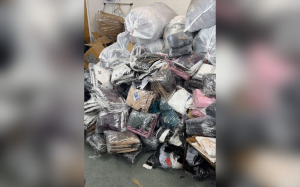 România strânge șurubul la importul de second-hand: Amenzi usturătoare și controale sporite București – România se pregătește să înăsprească regulile pentru importul de produse second-hand, într-o încercare de a stopa transformarea țării într-o groapă de gunoi pentru deșeuri provenite din alte state europene
