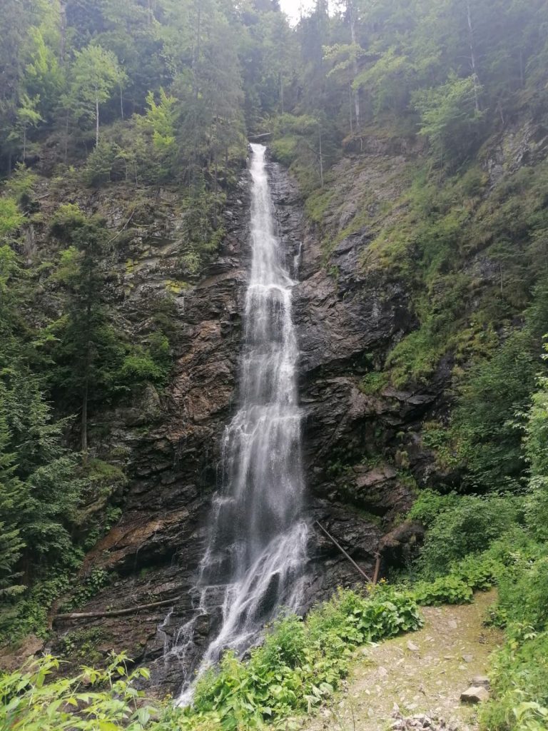 Un sejur de weekend în Mălaia, o destinație de vis pentru iubitorii de natură și liniște, devine o opțiune tot mai populară pentru cei care caută o escapadă din agitația urbană
