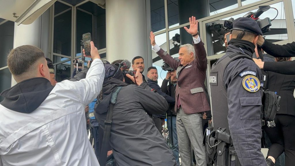 Guvernul se face că zboară, dar scârmă speriat în țărână România