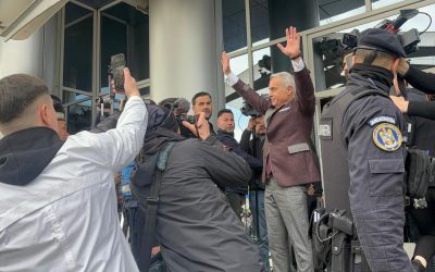 Guvernul se face că zboară, dar scârmă speriat în țărână România