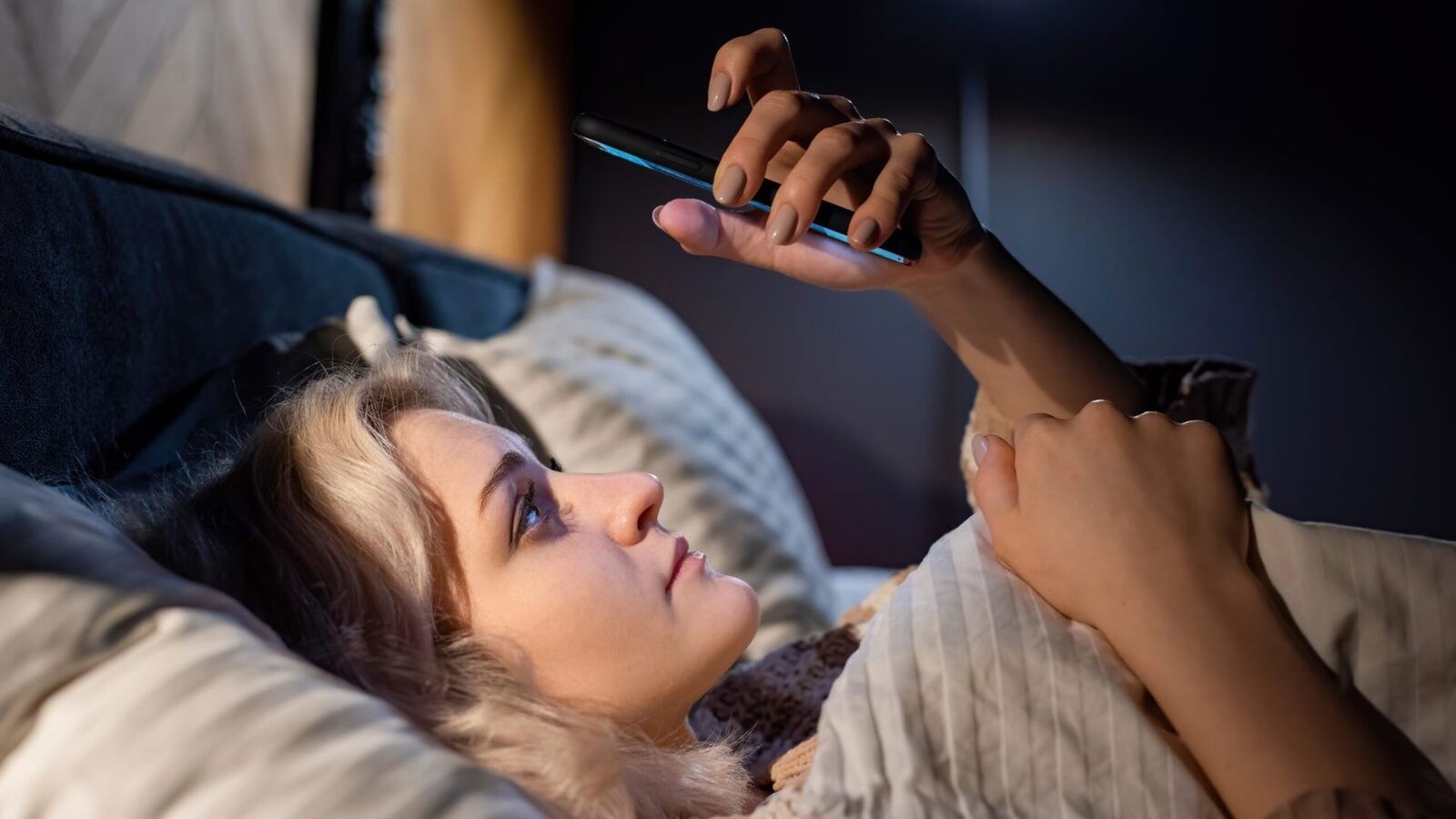 Oamenii petrec ore bune pe zi cu ochii în telefoane, iar cercetătorii au vrut să vadă ce se întâmplă când această dependență este întreruptă
