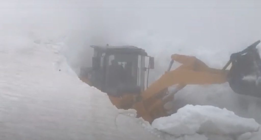 Deszăpezirea pe Transalpina, a început. Atenție, șoferi: Drumul e închis