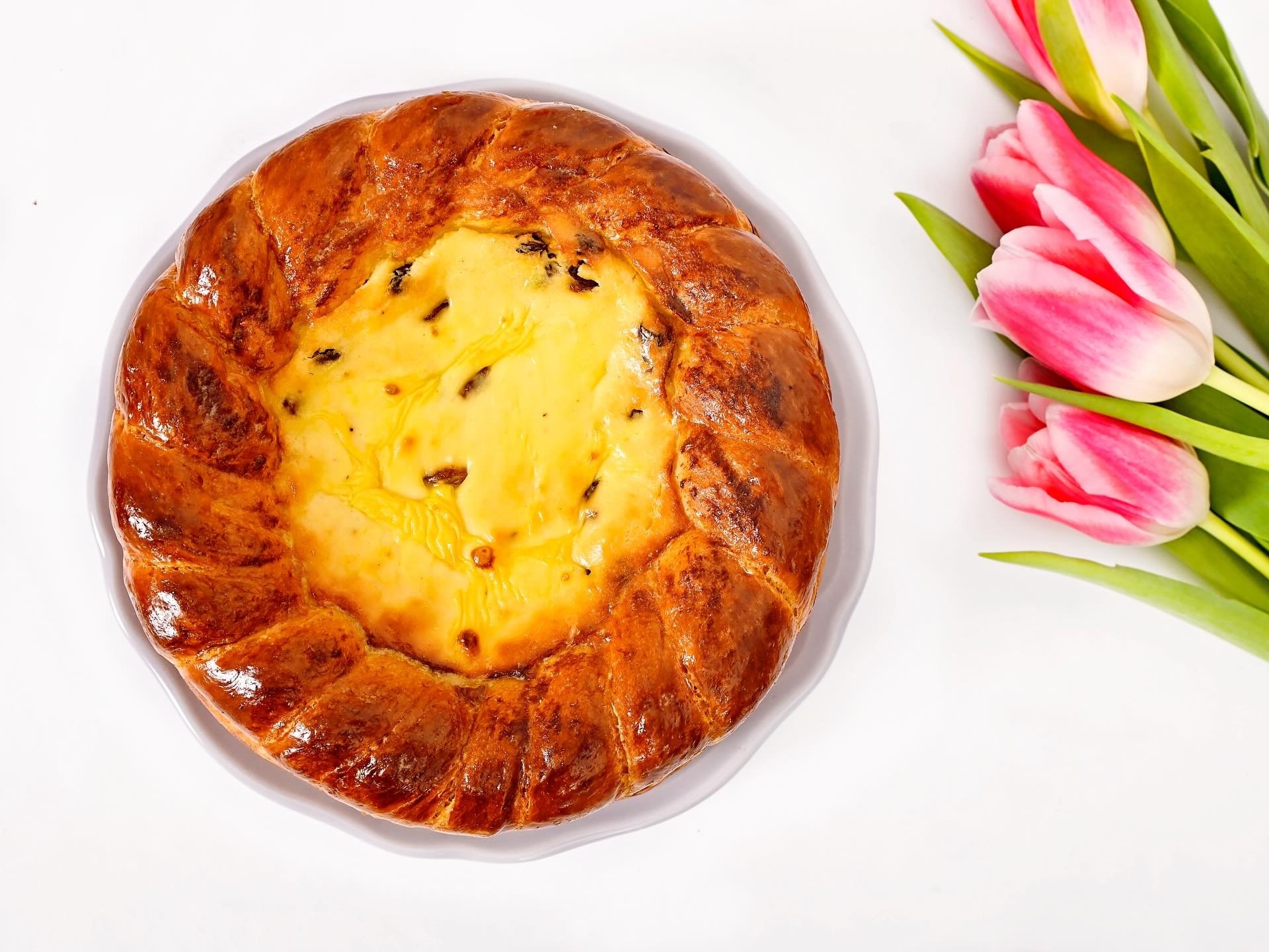 În fiecare primăvară, pe măsură ce România se pregătește de Paște, bucătăriile din toată țara încep un ritual care îmbină credința, amintirea și gustul