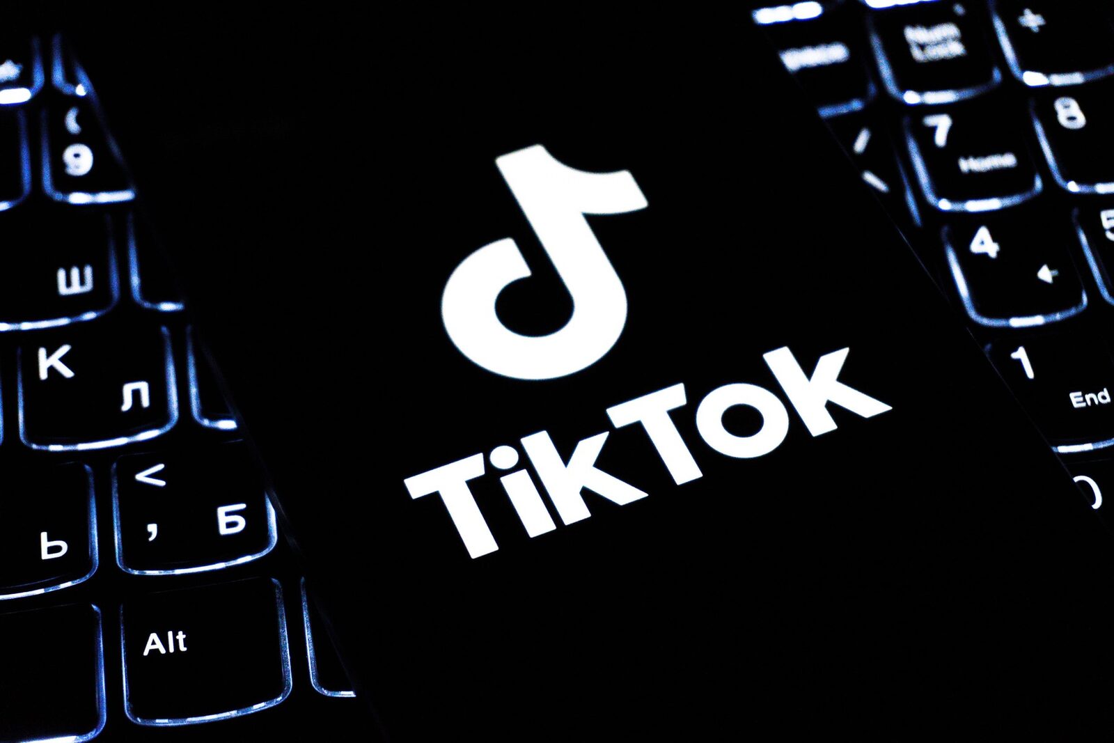 Cum recunoști fake-urile AI de pe Facebook, Instagram și TikTok