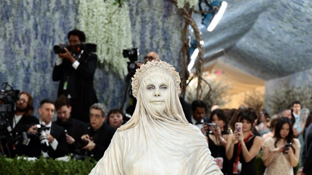 HEIDI KLUM, transformare șoc la MET Gala 2026: Îmbrăcată ca Fecioara Maria?