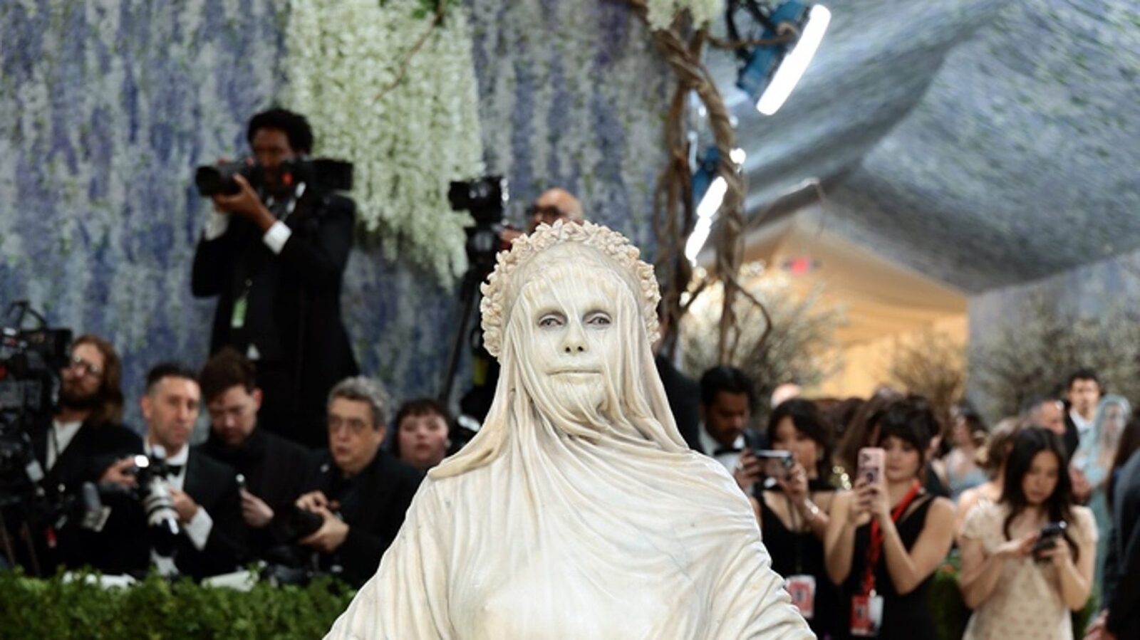 HEIDI KLUM, transformare șoc la MET Gala 2026: Îmbrăcată ca Fecioara Maria?