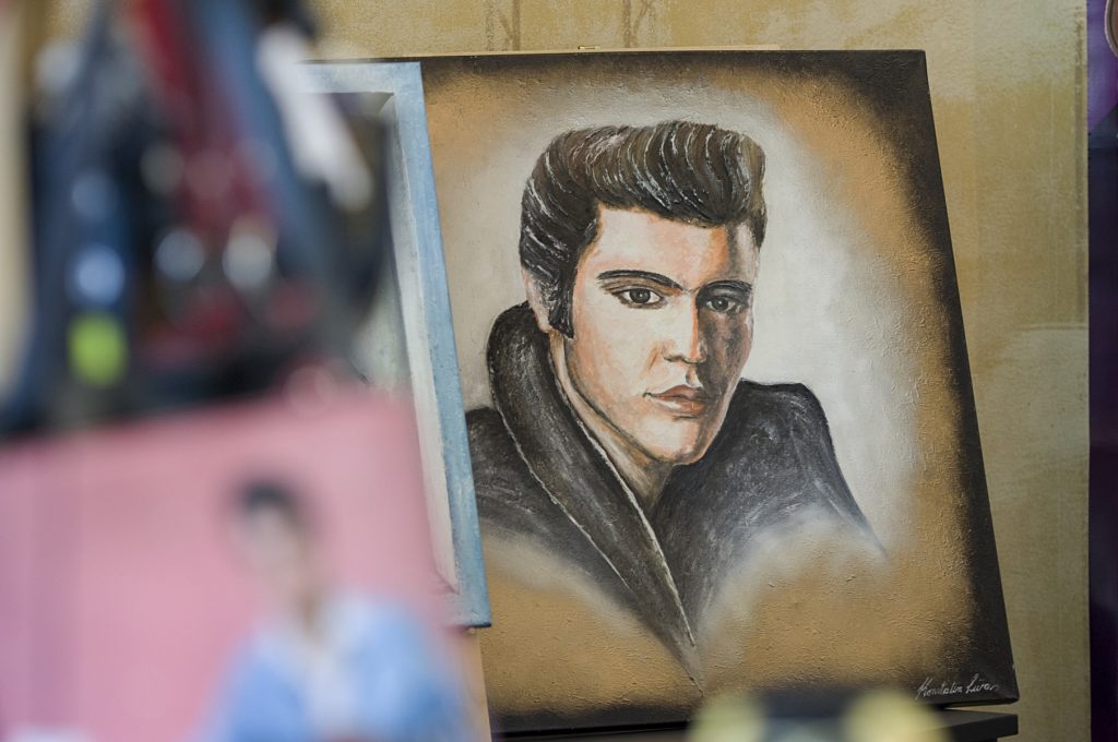Trump, Elvis „fără chitară”? Președintele SUA vrea să suplinească artiștii anulați