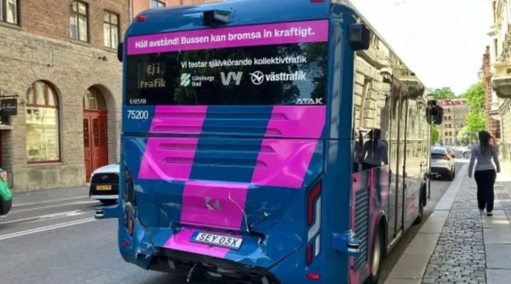 Autobuz Autonom din Suedia, o singură călătorie și… Accident cu tramvaiul