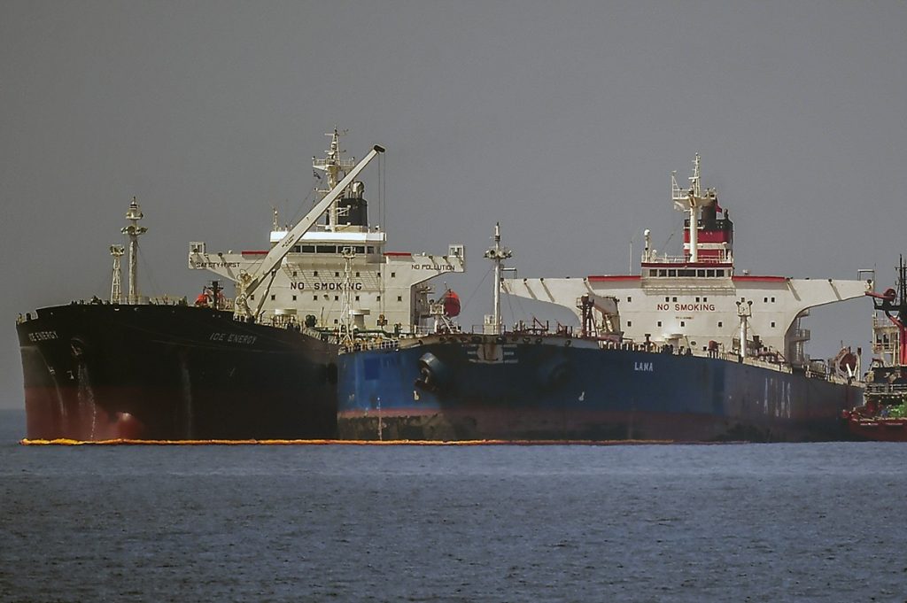 Iranul sfidează SUA: Petroliere ocolesc blocada înainte de acord