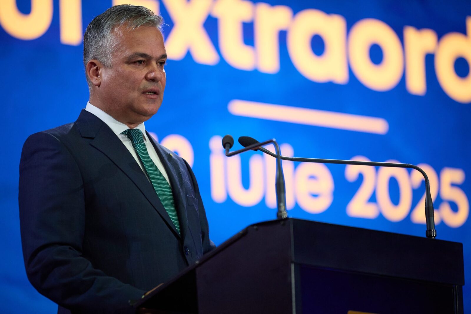 Guvernul Veștea: Miniștri cu probleme, plagiate și locuri „bănoase”