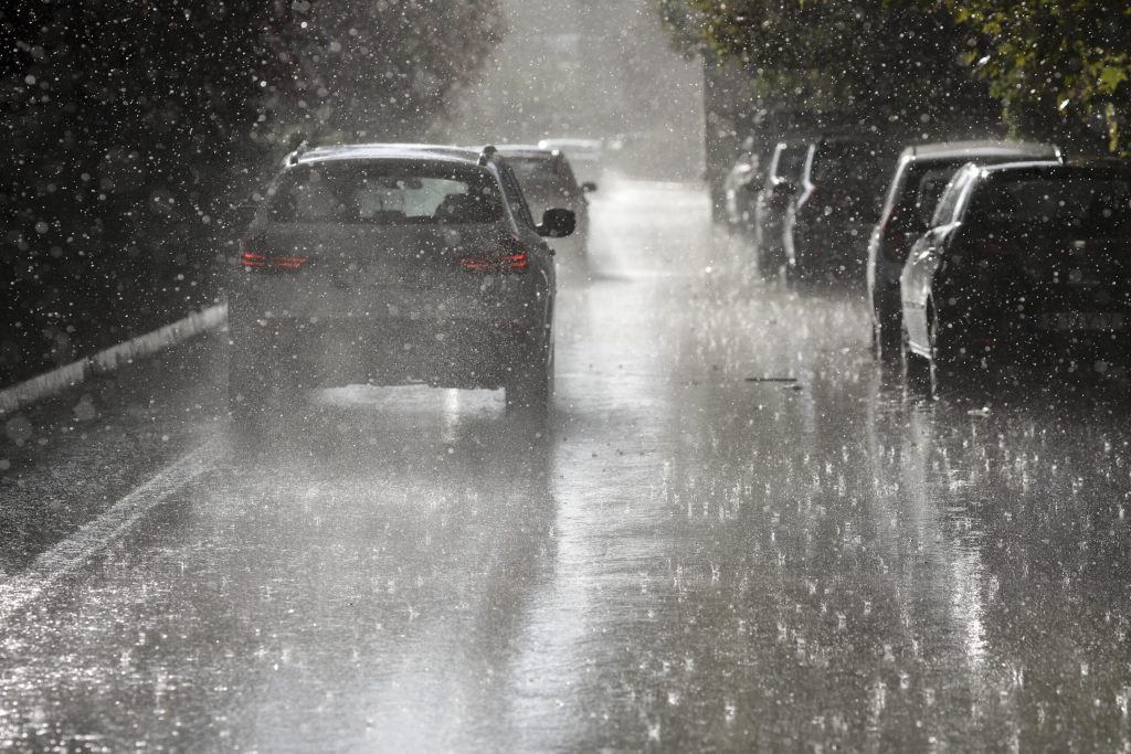 ALERTĂ METEO: Ploua torențial, posibil grindină de 4 cm, în Est și Nord București