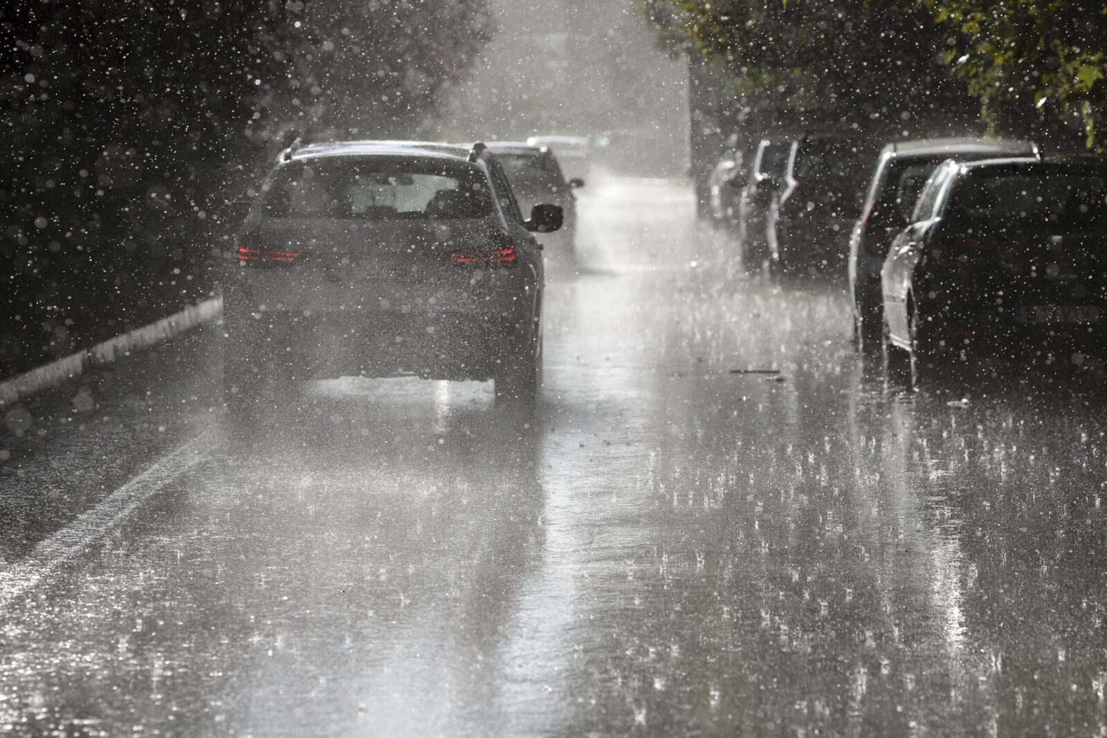 ALERTĂ METEO: Ploua torențial, posibil grindină de 4 cm, în Est și Nord București