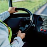 Șofer concediat după 17 ani: Copiii lăsați la ușa casei în Franța. Instanța a decis