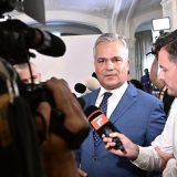 VEȘTEA aduce miniștrii în Parlament. Câte voturi de la AUR?