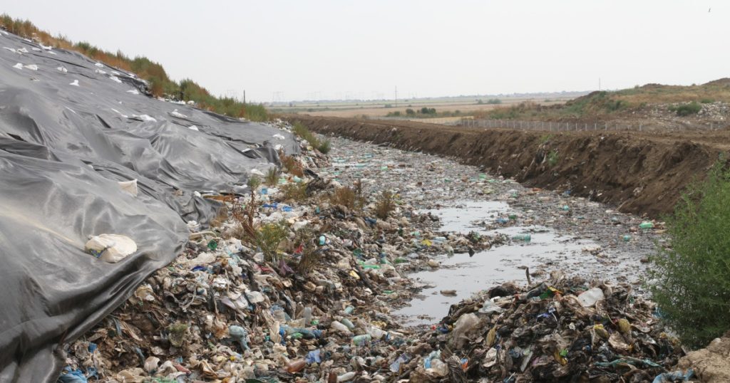 Comisari la Grămadă: Protejau Groapa cu Deșeuri Periculoase