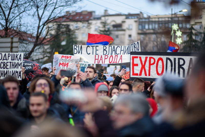 Serbia clocotește: Vucic anunță demisia, protestele nu se opresc