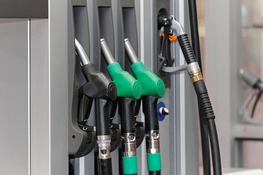 Benzina în România depășește media UE, motorina aproape