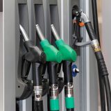 Benzina în România depășește media UE, motorina aproape
