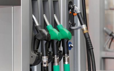Benzina în România depășește media UE, motorina aproape