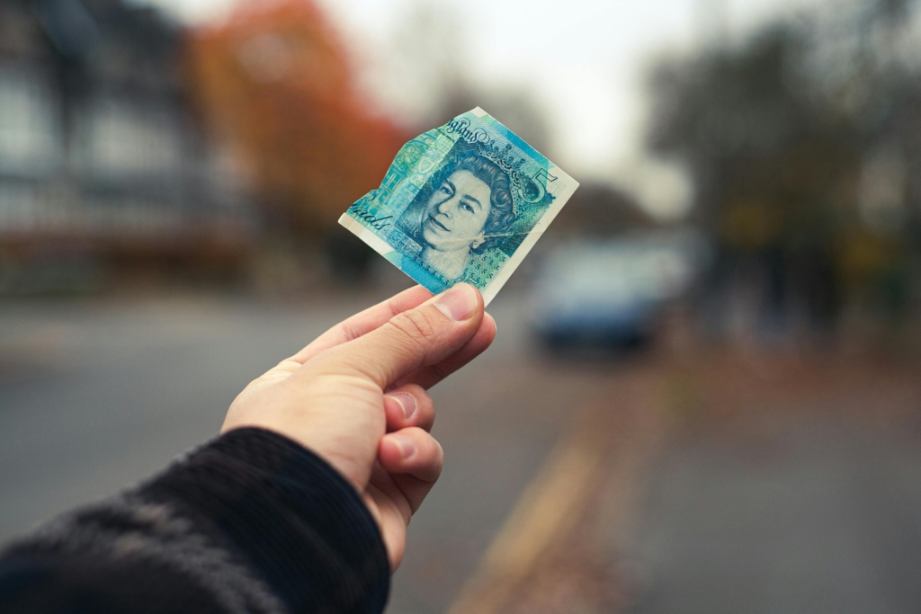 Români, arestați la Londra: Fraudă TikTok de 153 mil. Lire sterline