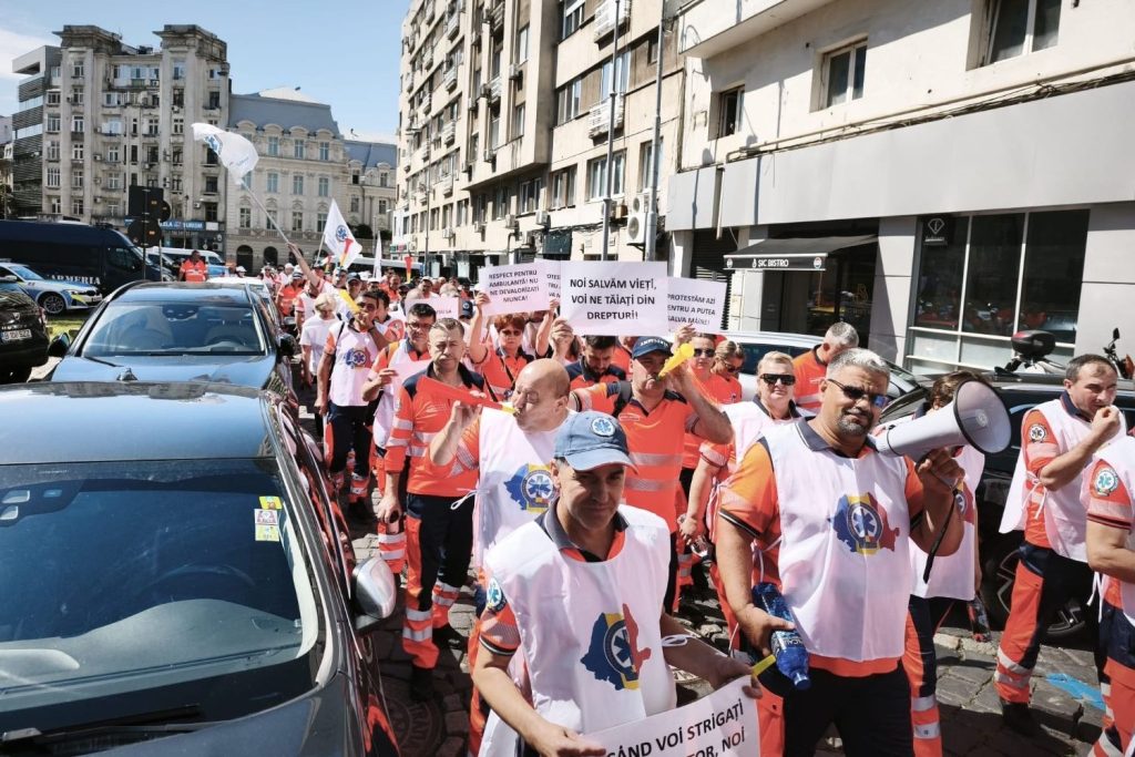 Ambulanțierii, în stradă: Noua lege a salarizării le-a stârnit furia (FOTO-VIDEO)