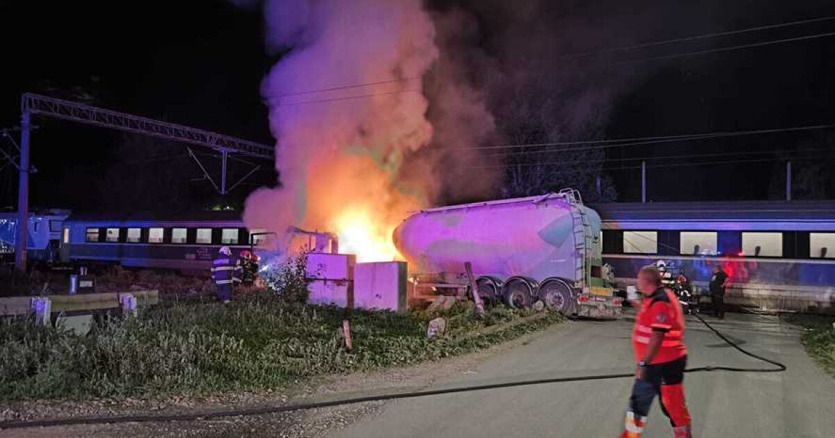 Accident GRAV: Tren spre Constanța, ciocnire cu autocisternă! 200 evacuați