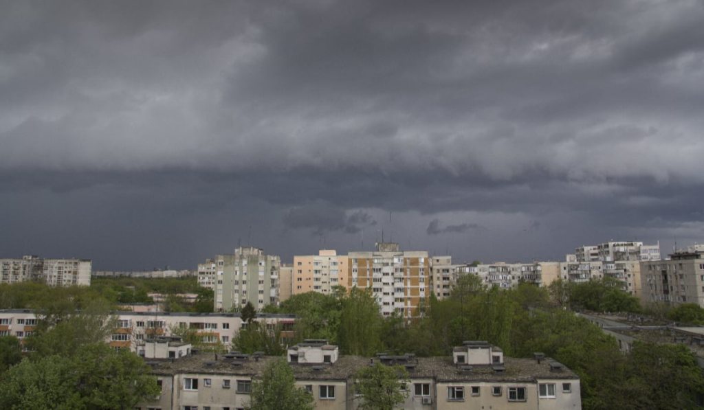 Vremea revoltată în București: Furtuni puternice, din seară