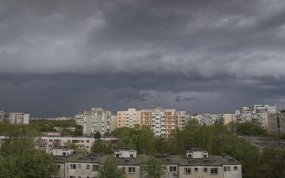 Vremea revoltată în București: Furtuni puternice, din seară