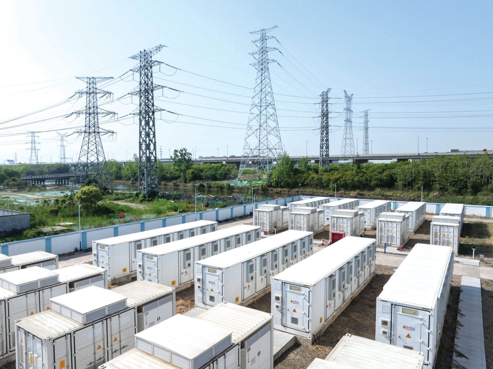 Bulgaria, lider la export electric: Bateriile fotovoltaice depășesc Kozlodui