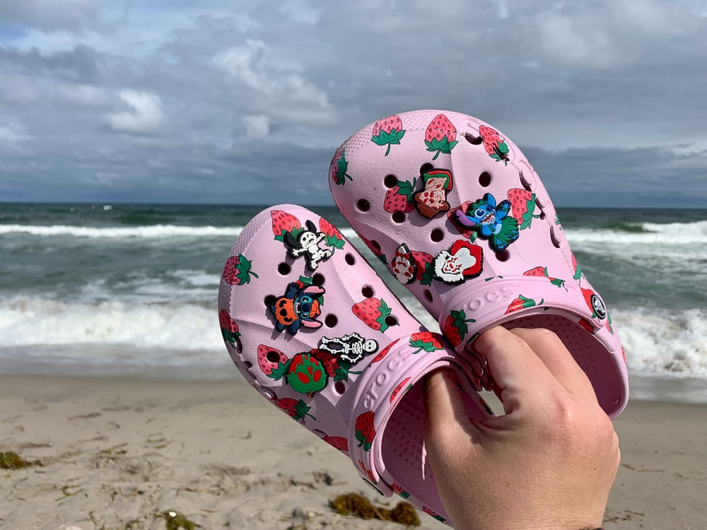 Jibbitz: 9 idei pentru a-ți personaliza Crocs-urile