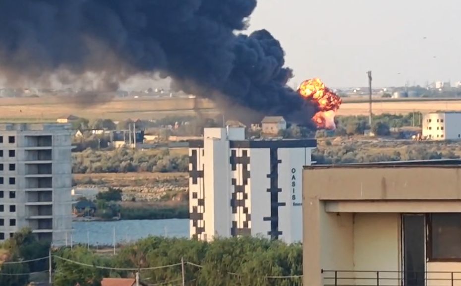 Fum gros la Constanța: Incendiu la un depozit de plastic