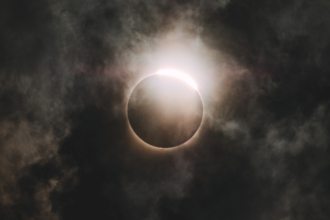 Eclipsa a trecut: Impactul pe zodii. Ce schimbări urmează
