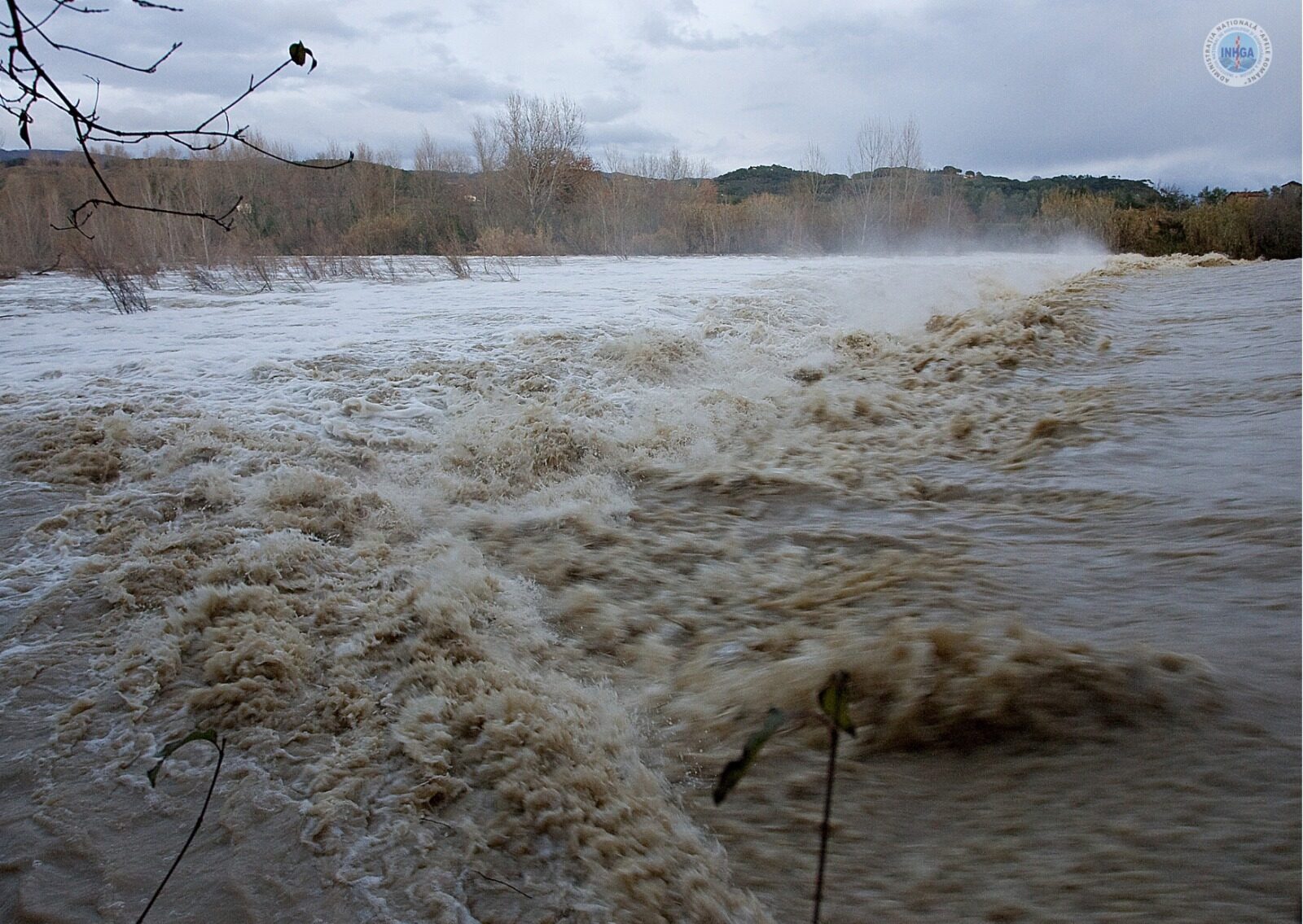 Cod galben pe râuri în 21 de județe, pericol major în Argeș, Dâmbovița, Prahova, Harghita