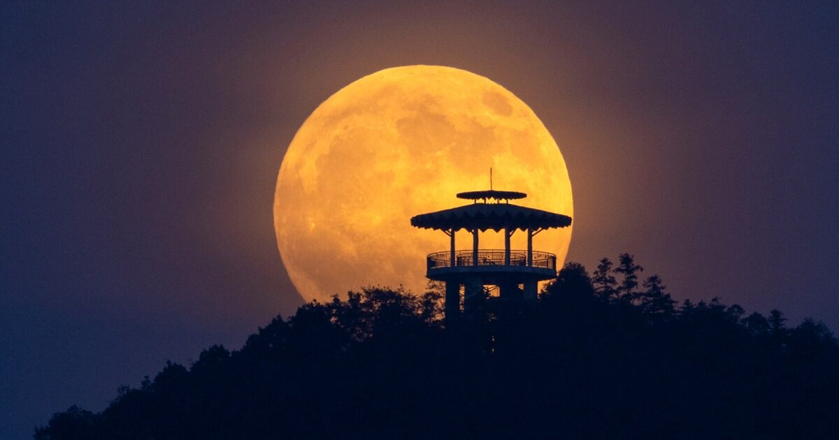 Eclipse roșie pe cer: Eveniment rar după cel solar