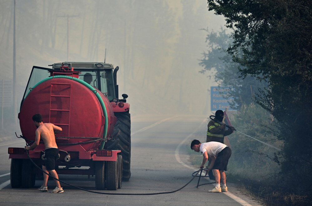 Incendiu în Siviri: Evacuare pe mare