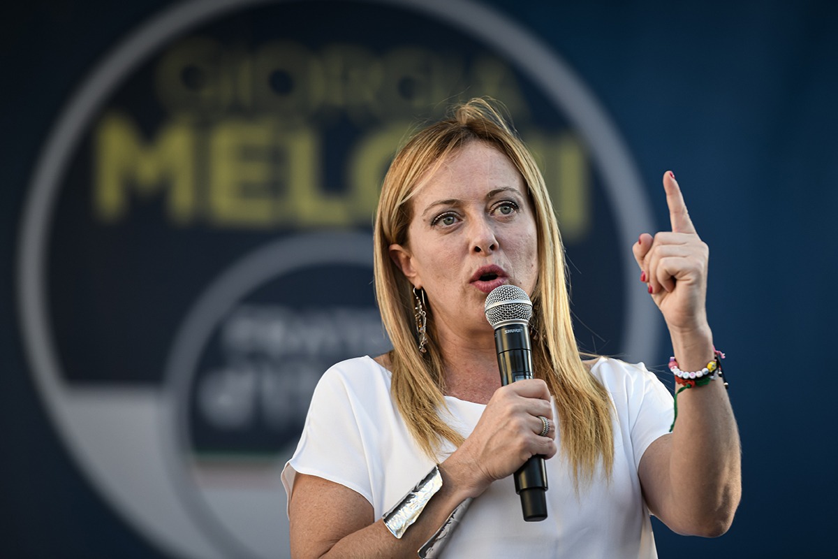Meloni se întoarce la dreapta extremistă sub presiunea unui nou rival