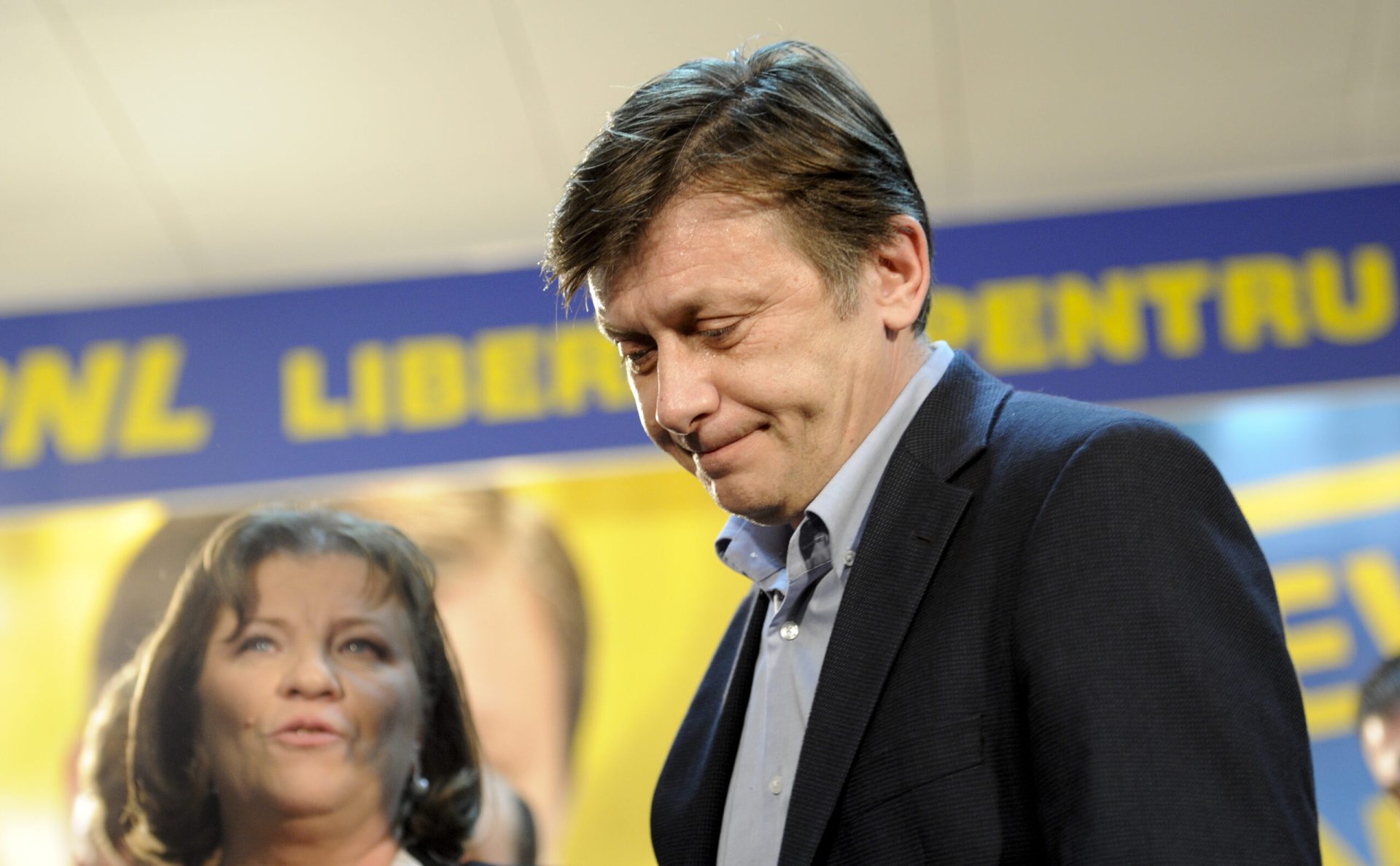 Antonescu către Bolojan: Mulți proști în România