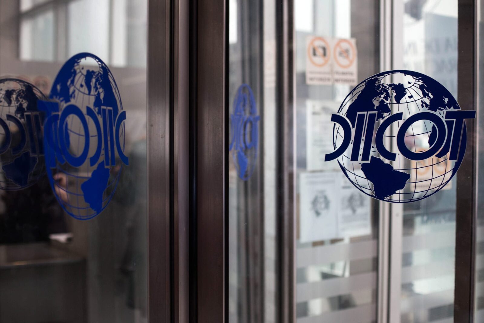 DIICOT, 79 de percheziții anti-contrabandă cu țigări în 7 județe