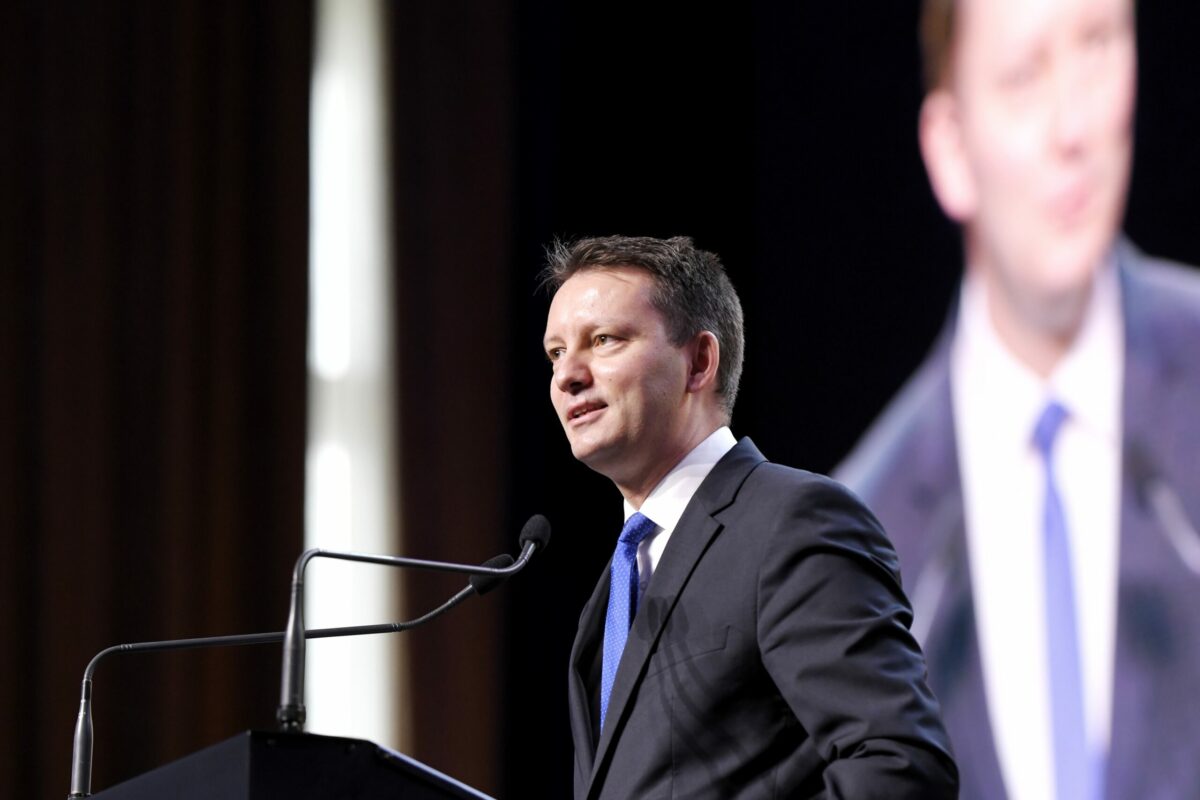 AUR: Circ, gălăgie și populism la unison